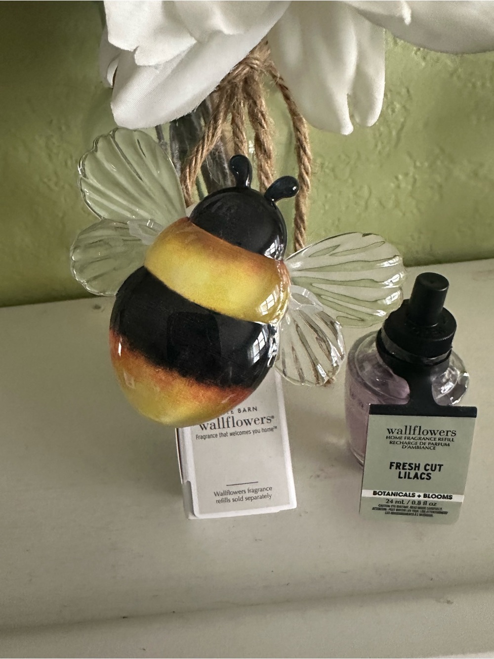 NEW WHITE  BUMBLE BEE ACCENT WALLFLOWER PLUG IN w! FRAGRENCE